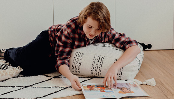 Blogbeitrag-Experteninterview-Lernen-Bild-im-Text Junge lernt Textbild Experteninterview Lernen