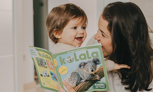 Textbild-Kind-lacht-heller Textbild Kind lacht beim Lesen
