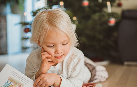 Advent-Blogbeitrag-Textbild-1 Blogbeitrag Advent Kind liegt vor Weihnachtsbaum