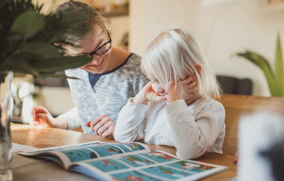 Blogbeitrag-Weihnachtsmann-Textbild Blogbeitrag Wie lange glauben Kinder an den Weihnachtsmann Textbild; Kind und Mama lesen