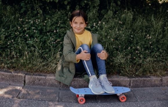 Mädchen Skateboardfahren Mädchen Skateboardfahren