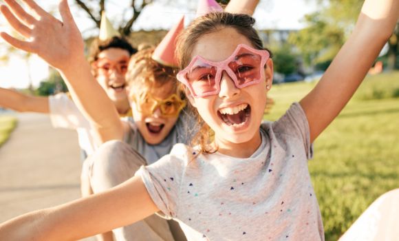 Kinder feiern Ferienbeginn Kinder feiern Ferienbeginn