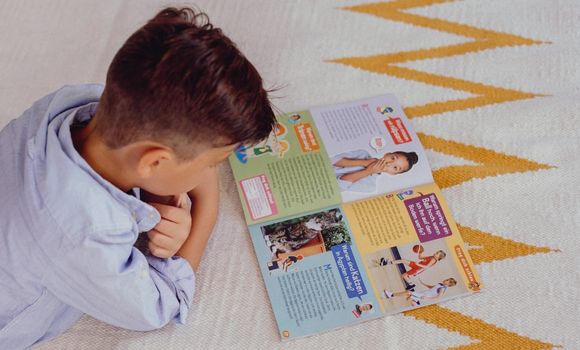 Junge liest Zeitschrift Benni Junge liest Zeitschrift Benni