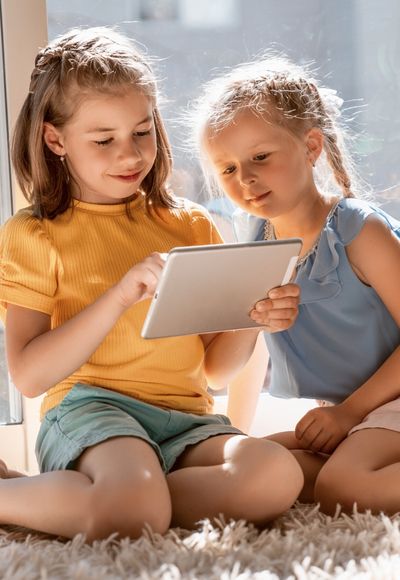 Maedchen mit Tablet