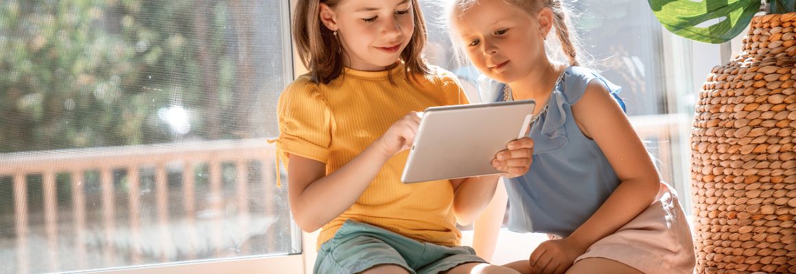 Zwei Maedchen mit Tablet Zwei Maedchen mit Tablet