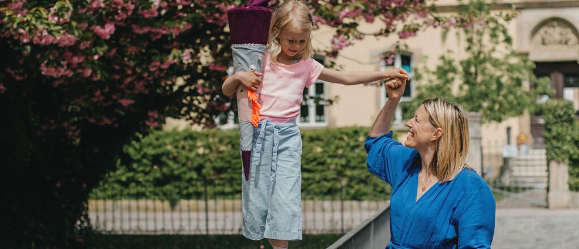 Balancierendes Schulkind mit Mutter Balancierendes Schulkind mit Mutter