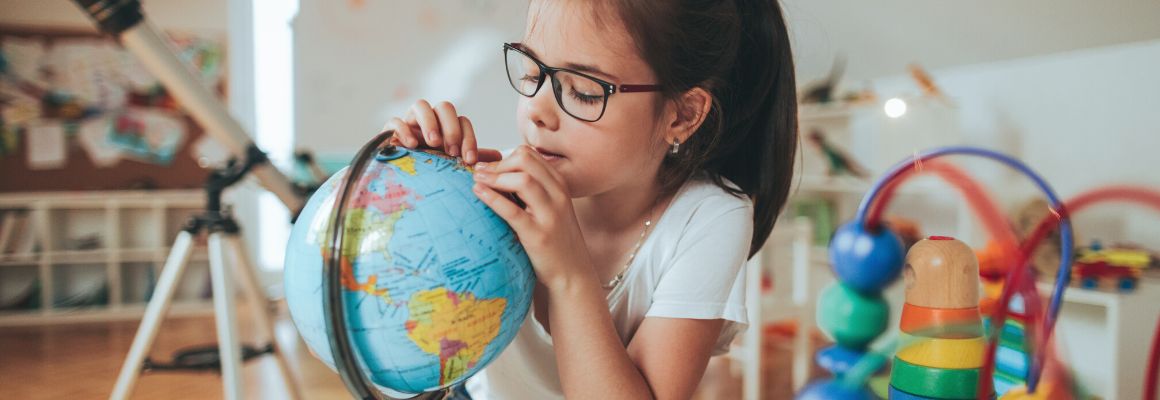Mädchen erkundet Globus Mädchen erkundet Globus