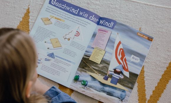 Mädchen macht ein Experimenttaufbau Mädchen macht ein Experiment