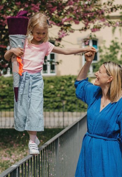 Mutter unterstützt Tochter beim Balancieren