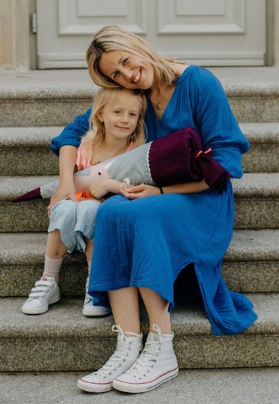 Mutter und Tochter Schulanfang