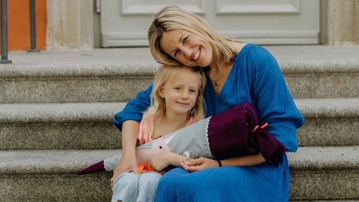 Mutter und Tochter Schulanfang