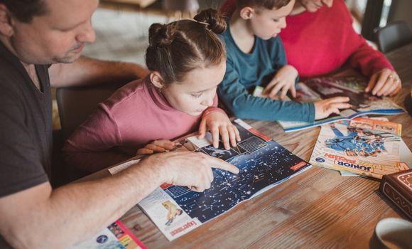 Vater und Tochter betrachten eine Sternenkarte Vater und Tochter betrachten eine Sternenkarte