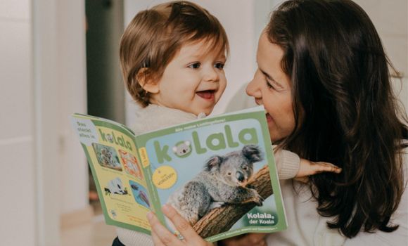 Mutter liest ihrem Sohn aus Kolala vor Mutter liest ihrem Sohn aus Kolala vor