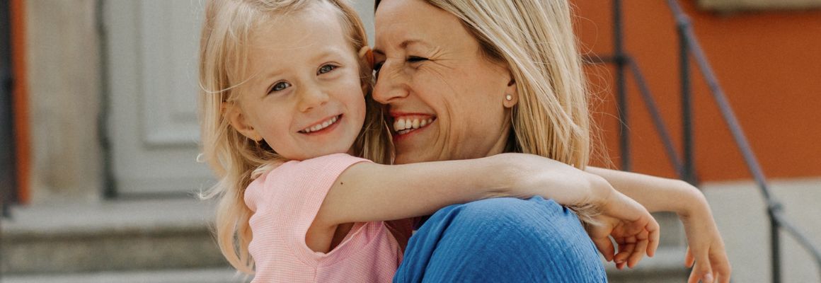 Lachende Mutter und Tochter Lachende Mutter und Tochter