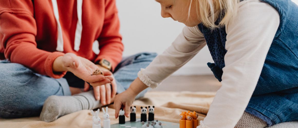 Mädchen spielt ein Brettspiel Mädchen spielt ein Brettspiel