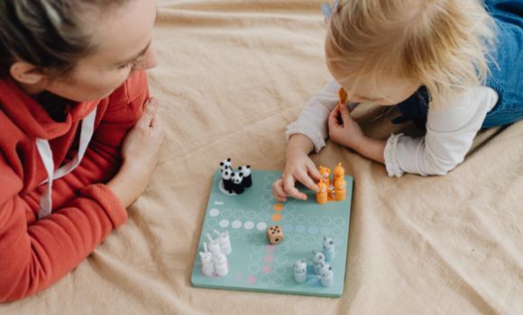 Mutter und Tochter spielen Mensch ärgere dich nicht Mutter und Tochter spielen Mensch ärgere dich nicht