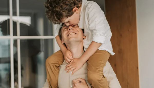 Vater trägt seinen Sohn auf den Schultern Vater trägt seinen Sohn auf den Schultern