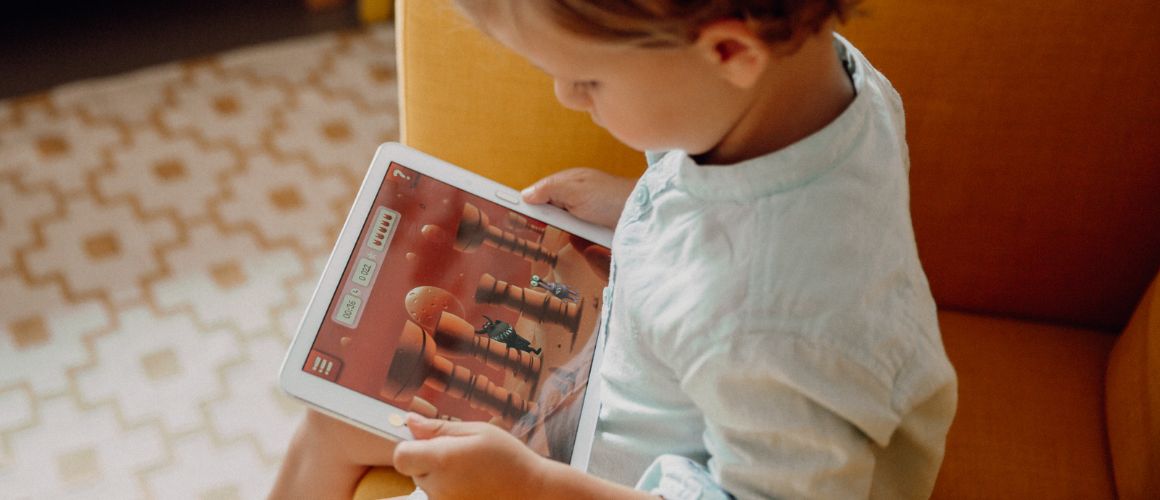 Junge spielt auf Tablet Junge spielt auf Tablet