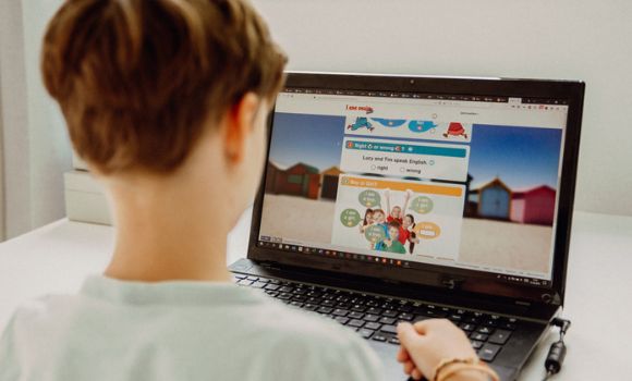 Junge lernt am PC spielerisch Englisch Junge lernt am PC spielerisch Englisch