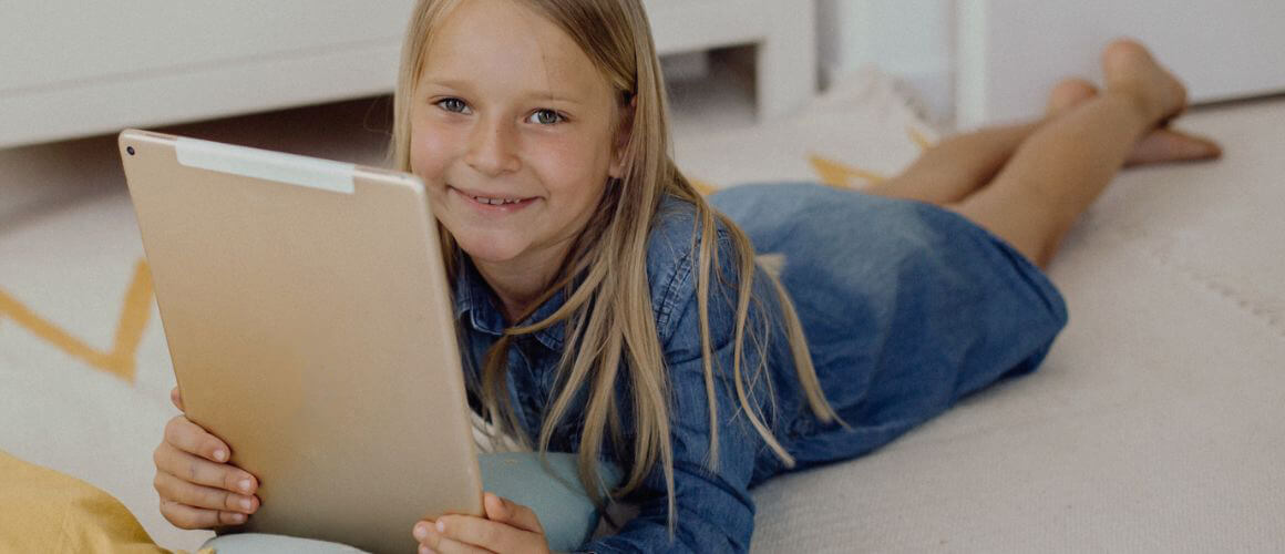 Mädchen mit Tablet Mädchen mit Tablet