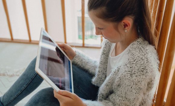 Mädchen schaut auf Tablet Mädchen schaut auf Tablet